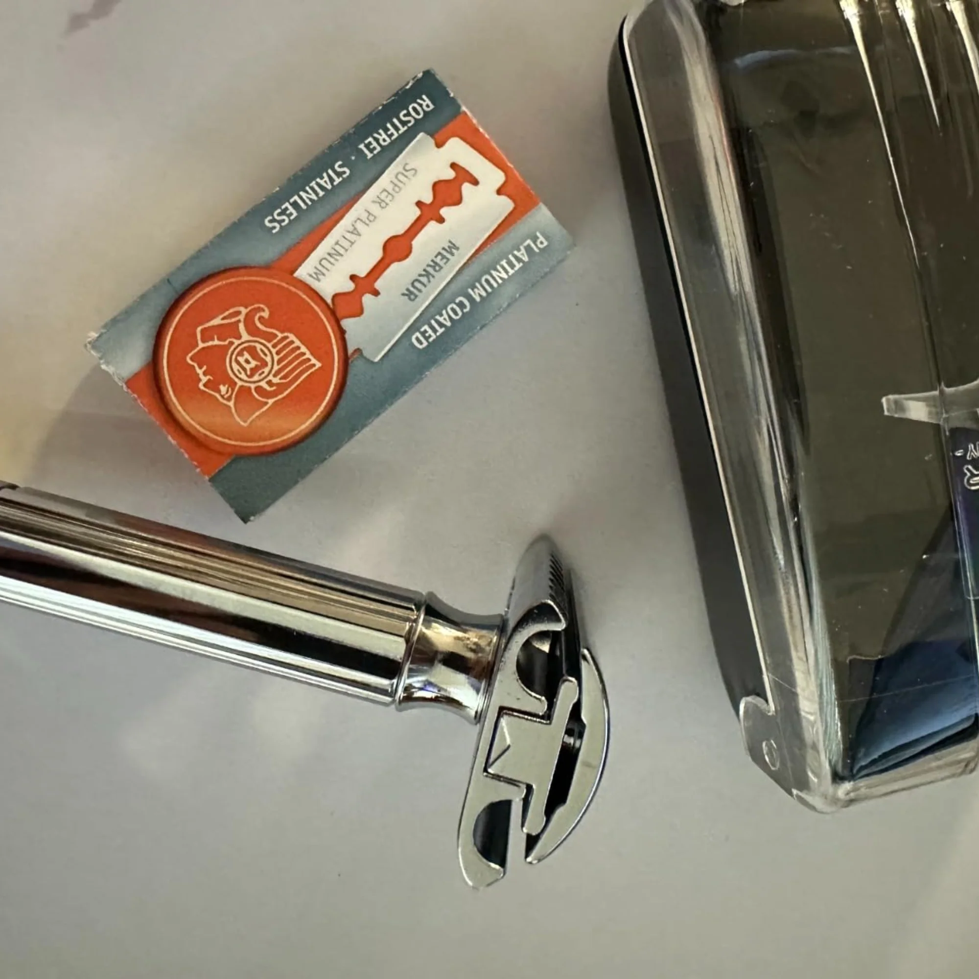 Merkur 570 Progress, Set of Adjustable Safety Razor, Bright Chrome Finish, 10 blades - Image 10