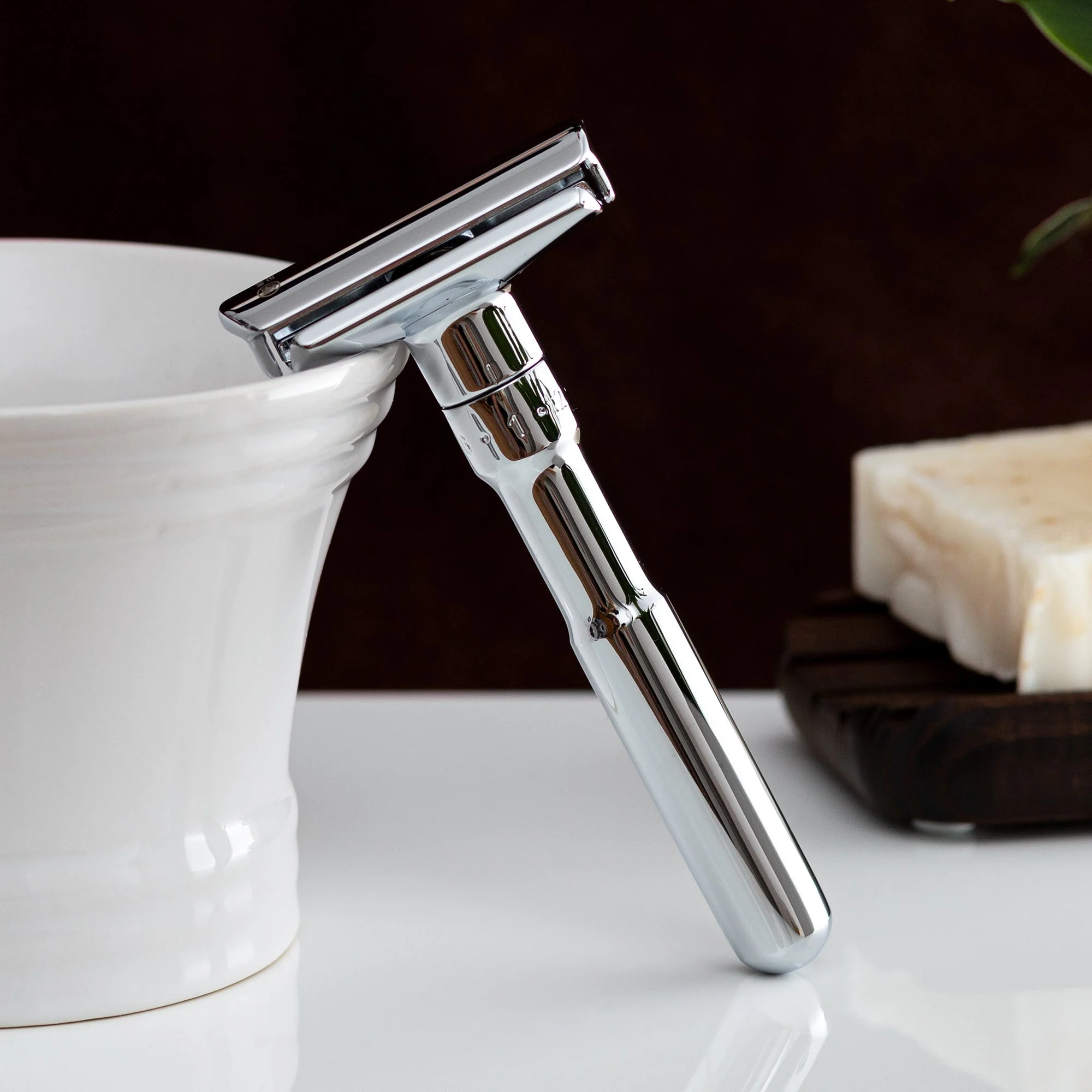 Merkur Futur Adjustable Double Edge Safety Razor With Snap Closure, Chrome - Image 2